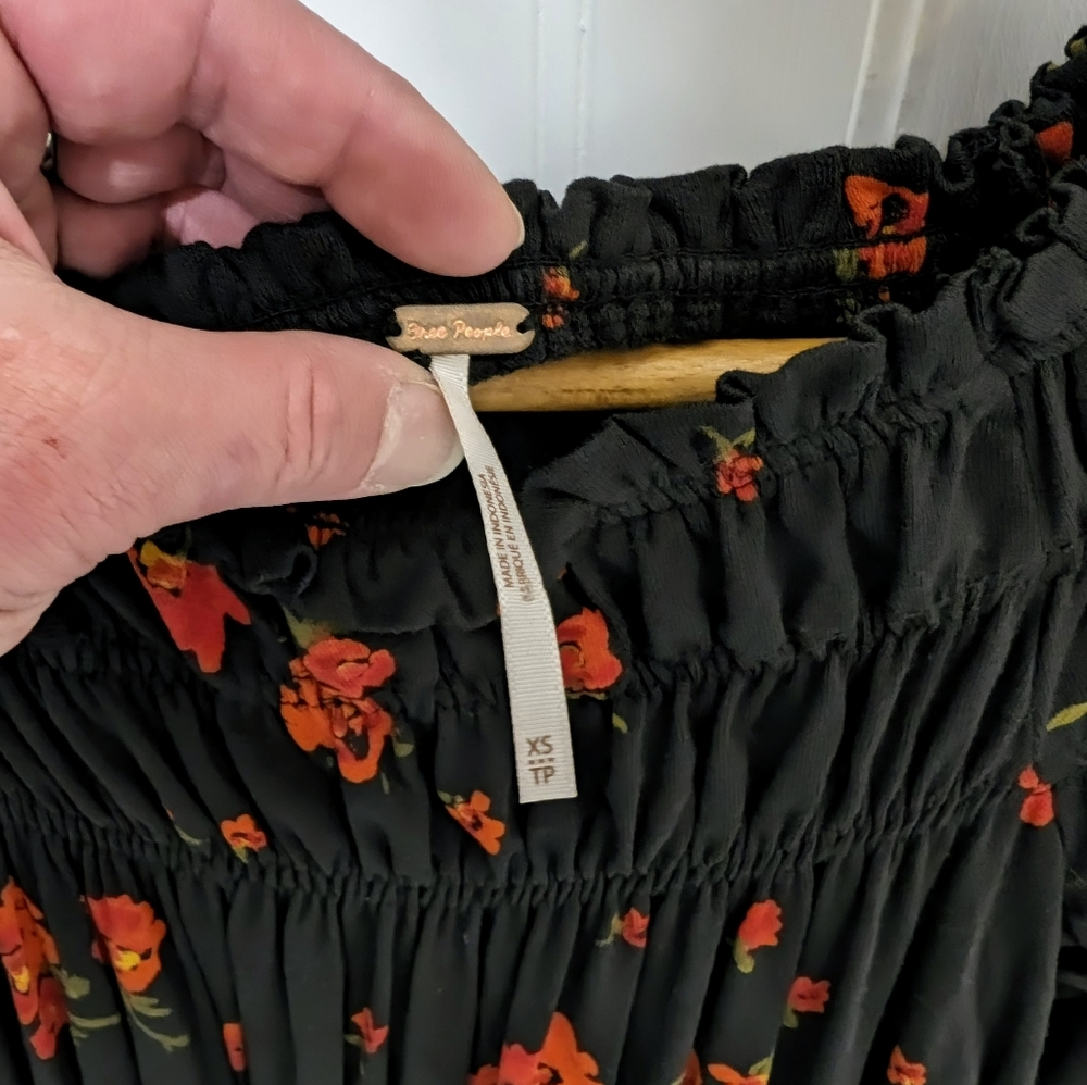 Free People flower top with bell sleeves - Picture 3 of 6